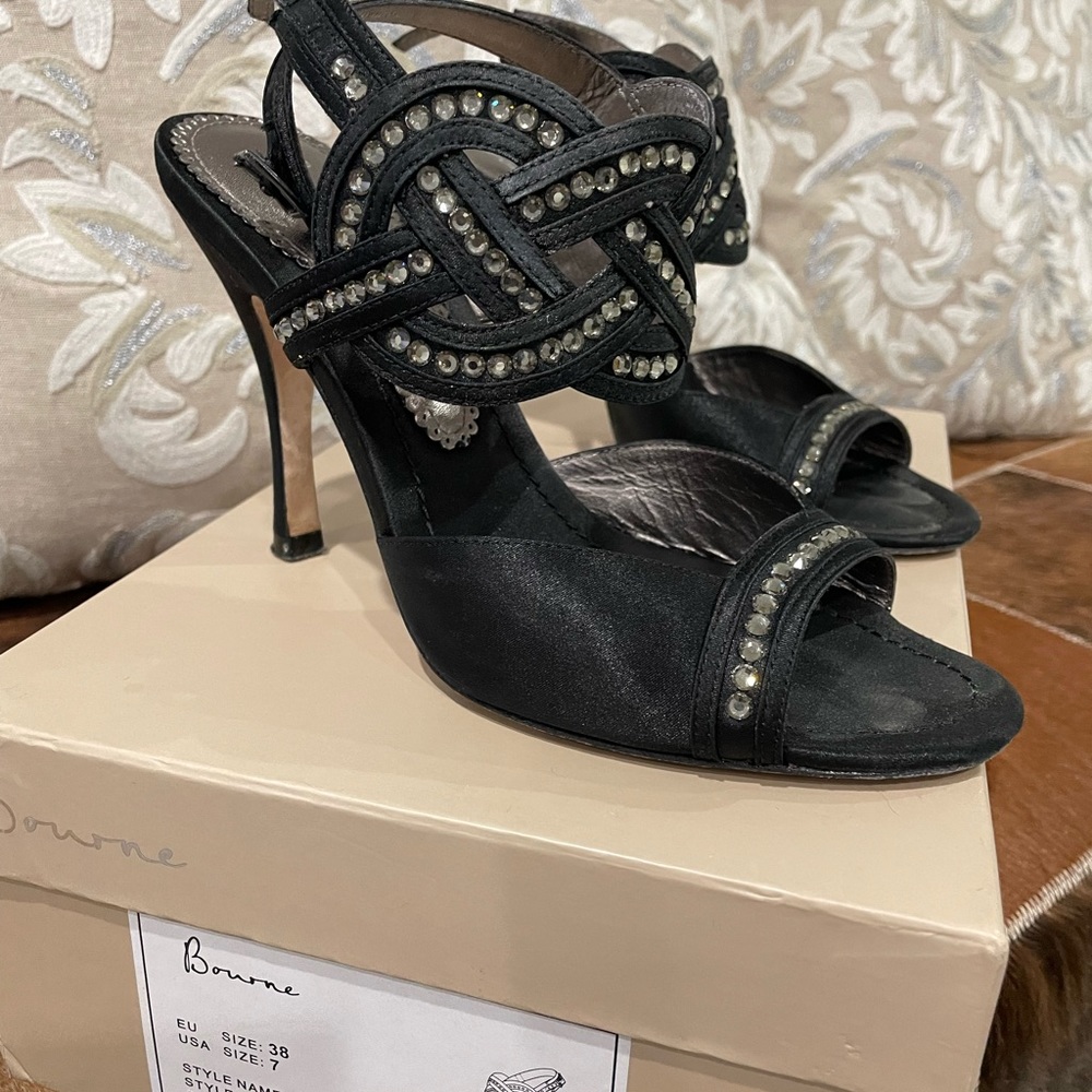 EUC Bourne “Tiffany” black satin heels